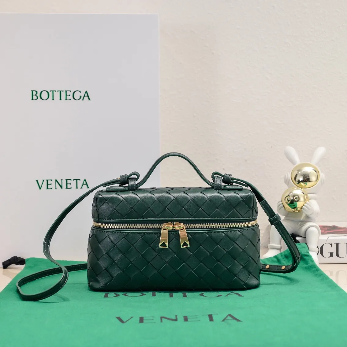 Batch 1360 Bottega Veneta 24 spring and summer woven zipper crossbody bag. A crossbody bag that can be used as a cosmetic bag. The exquisite weaving and compact body are an indispensable accessory for the upcoming summer. The double zipper also better protects the bag. It has a large capacity. If you like it, don’t miss it. Style number: 9109 Size: 22*12.5*5cm